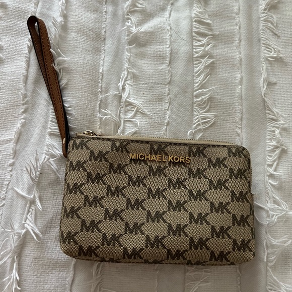 Michael Kors Handbags - Michael Kors Wristlet